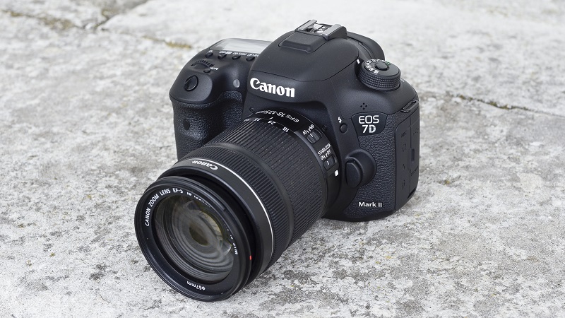 7 Kamera DSLR Terbaik untuk Pemula dan Profesional Canon EOS 7D Mark II
